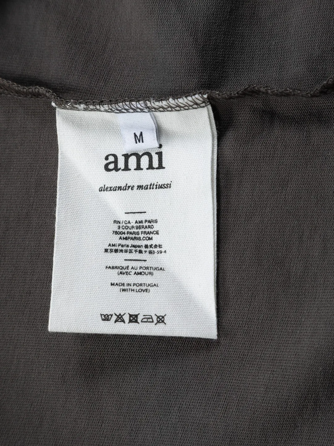 AMI Paris Ami ami Amy love micro-wide version S-XL LV 26ss new products are available at the counter simultaneously. Multiple craftsmanship. Red small love logo on the chest🪡 embroidery. Round neck short-sleeved T-shirt, same style for men and women! Consigned to one-to-one creation. Synchronized with the official website, pure cotton fabrics at the counter! It is close to the skin and comfortable, durable and easy to wear. It has a classic simple logo design and meticulous original craftsmanship. Short-sleeves, a must-have item for men, are not the same as the general public, but must be unique and eye-catching. This LV short-sleeve is of top quality, comfortable, consistent style, fashionable, including fabrics and tailoring techniques. We have put a lot of effort into it! 320 grams of washed pure cotton fabric, pure cotton Breathable, very refreshing and comfortable for daily wear. The rib knitting on the neckline is smooth and tight, and the neckline will not be skewed if you toss it at will. The loose version, you will find that it really looks good on the upper body, the overall is minimalist and neat, super daily Versatile! Pair it casually with a pair of pants for a youthful look. A T-shirt will make your outfit crazy. It is a fashionable item that can never go wrong! Color: Black White Gray Blue Pink Size: S-XL Size chart: S: Shoulder width 50-Bust 56-Length 70 M: Shoulder width 52-Bust 57-Length 72 L: Shoulder width 54-Bust 59-Length 74 XL: Shoulder width 56-Bust 62-Length 76